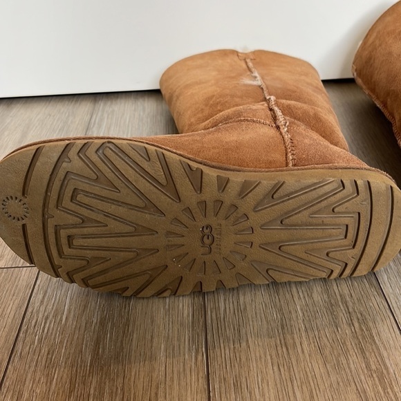 UGG Bailey Button Triplet II Sheepskin Boot, in Chestnut, Size 6 - Picture 10 of 12